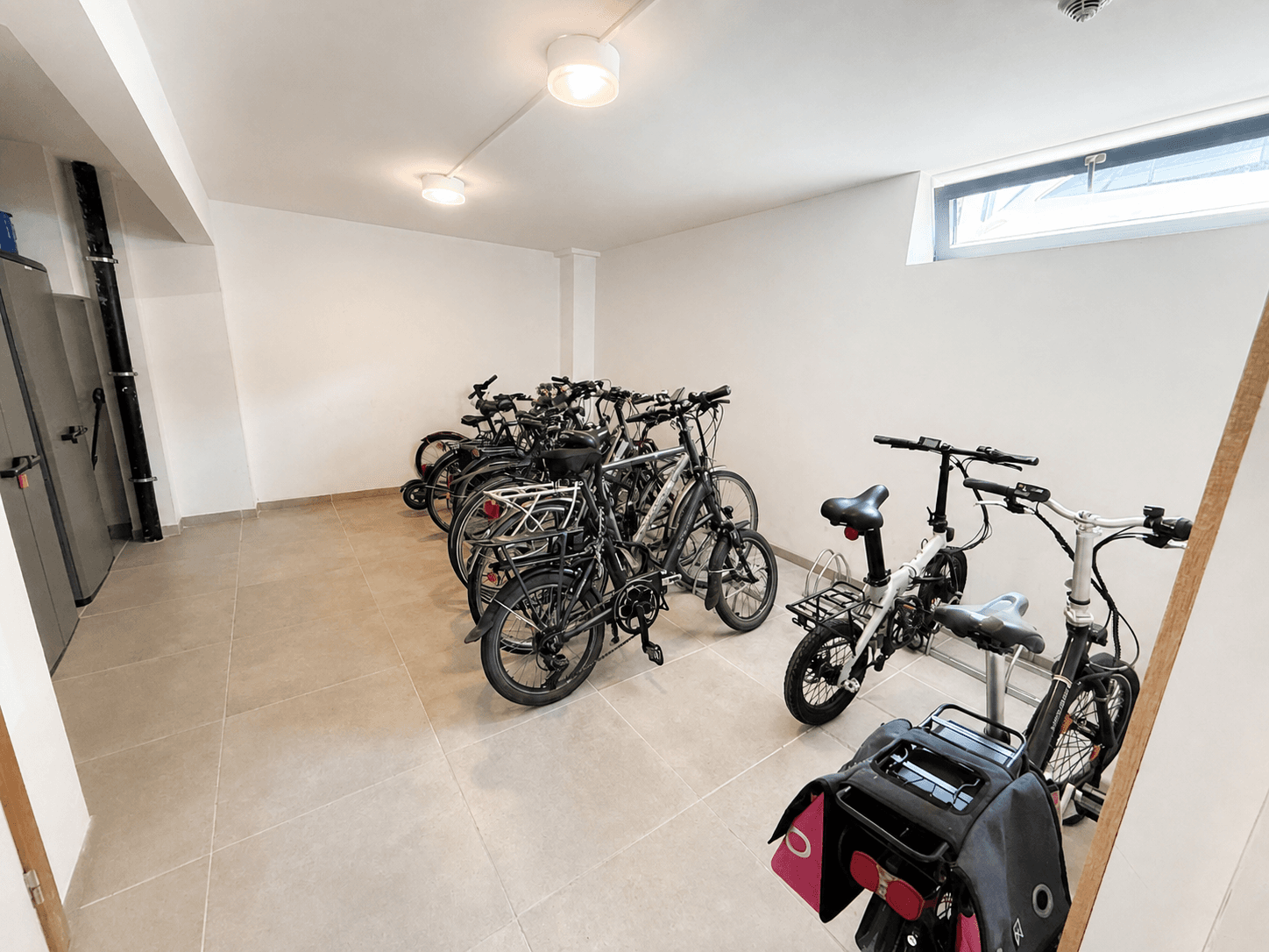 Afgesloten fietsenberging in de residentie