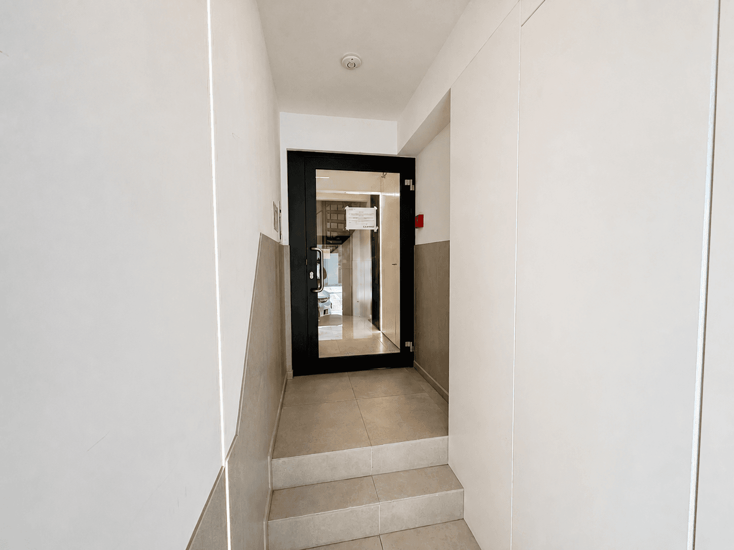 Verzorgde inkom van de residentie met lift
