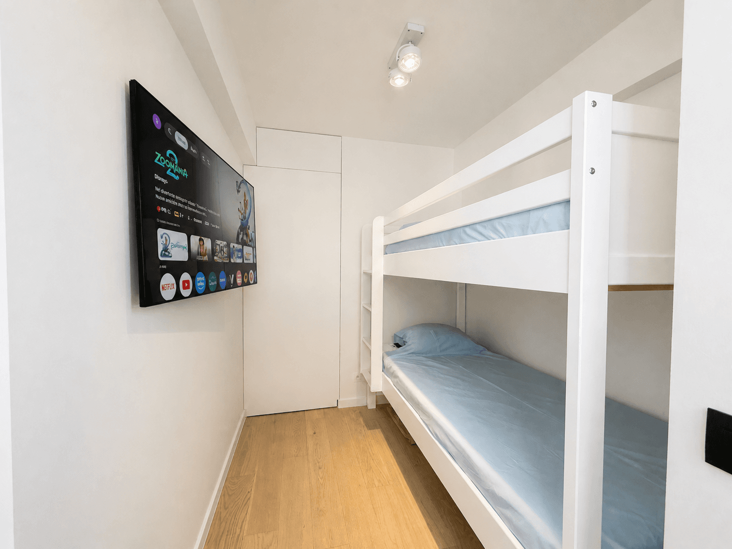 Tweede slaapkamer met stapelbed en televisie